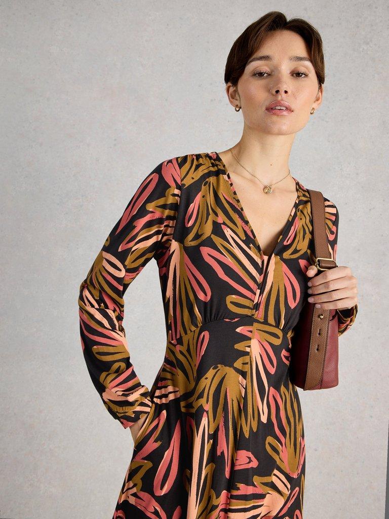 Megan Jersey Long Sleeve Midi Dress in BLK MLT - MODEL DETAIL