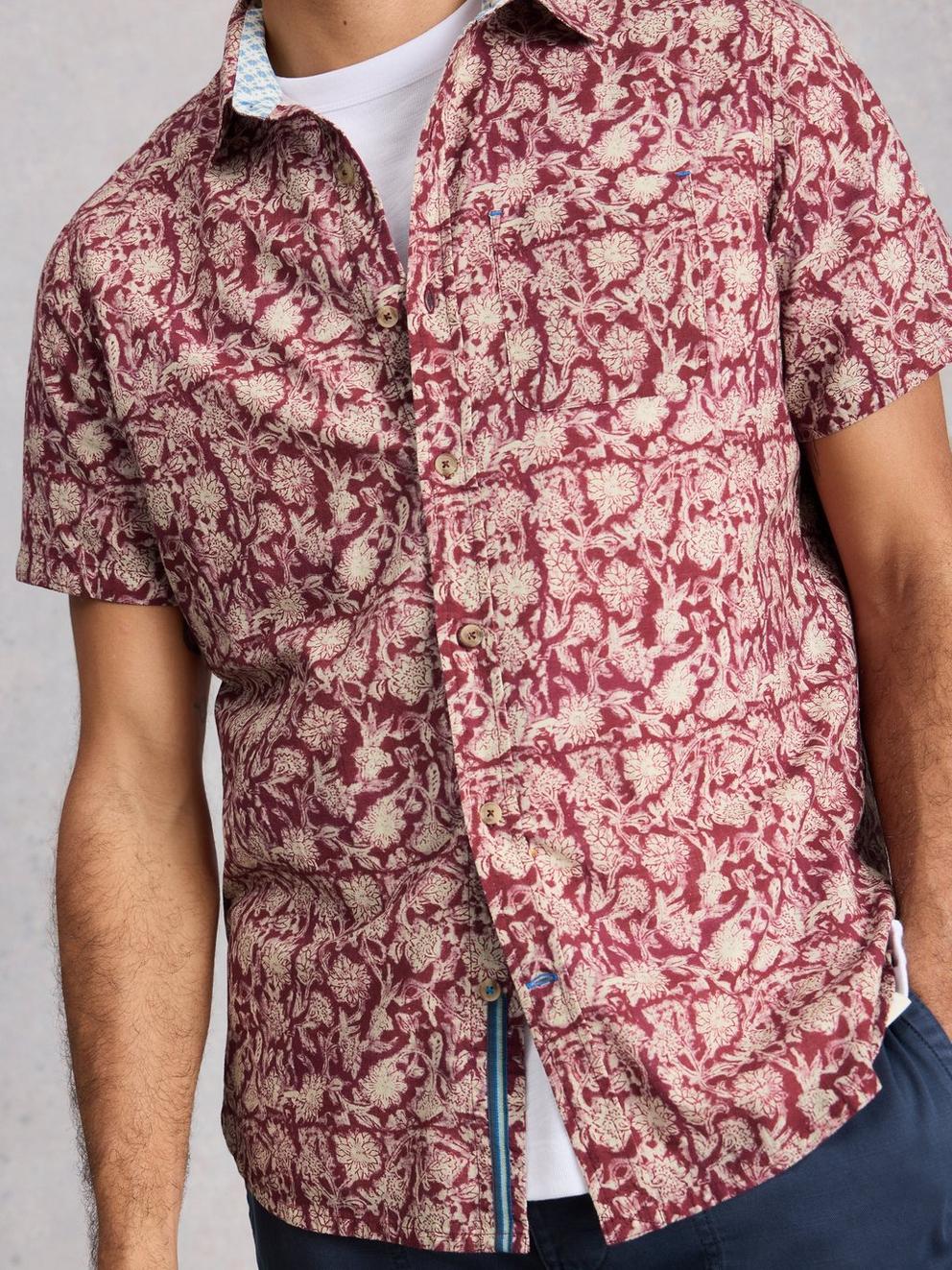 Finsbury SS Floral Print Shirt in RED PR - MODEL DETAIL