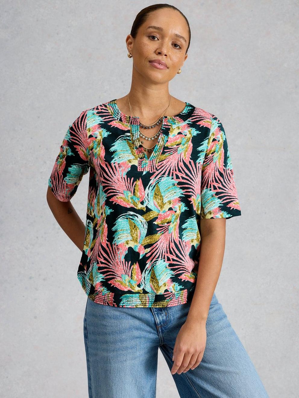 WEAVER NOTCH NECK SHORT SLEEVE TEE in GREEN MLT - MODEL DETAIL