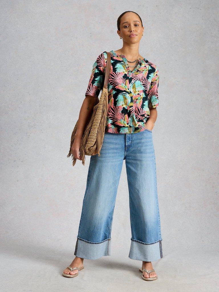 WEAVER NOTCH NECK SHORT SLEEVE TEE in GREEN MLT - MODEL FRONT