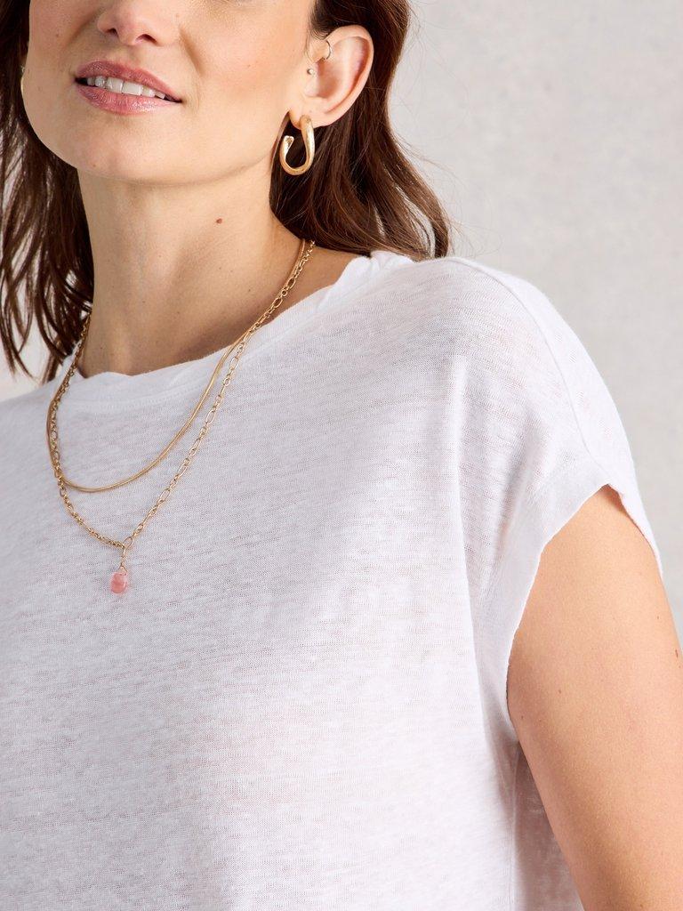 ROWAN LINEN TEE in BRIL WHITE - MODEL DETAIL