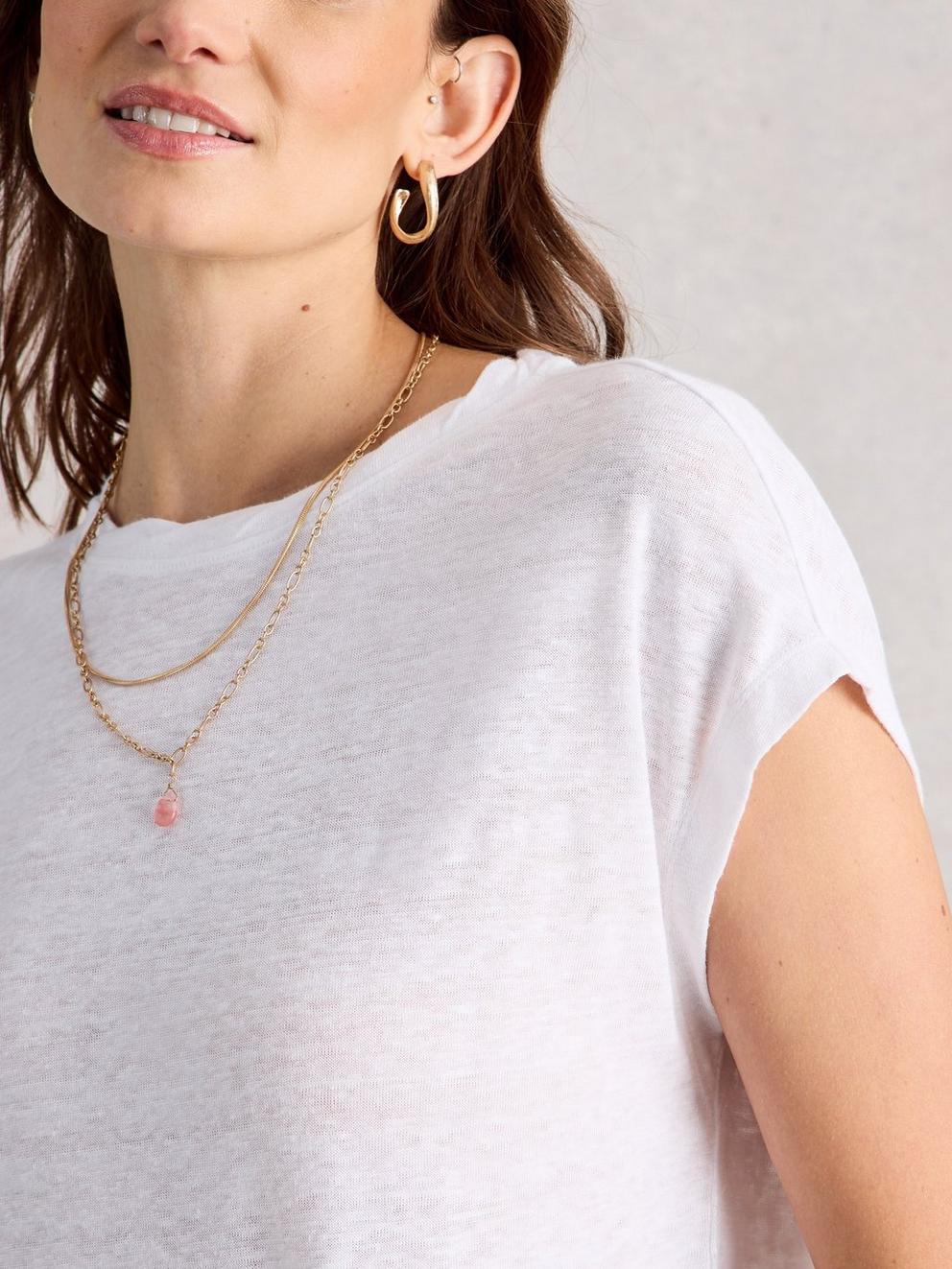 ROWAN LINEN TEE in BRIL WHITE - MODEL DETAIL