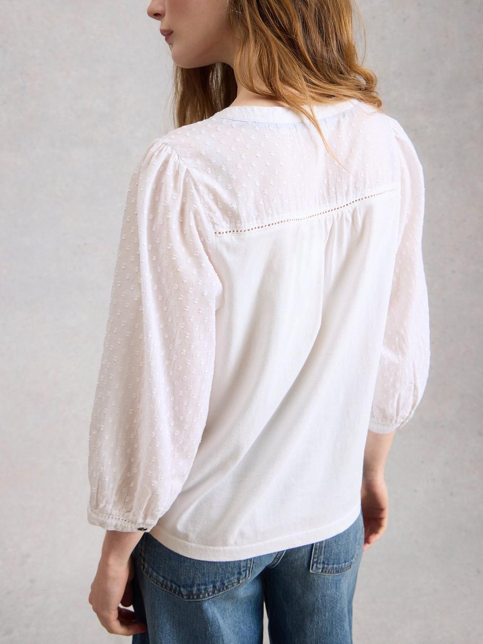 DAISY DOBBY MIX TOP in BRIL WHITE - MODEL BACK