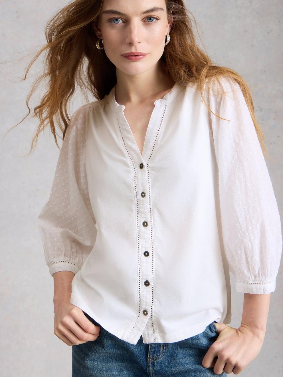 DAISY DOBBY MIX TOP in BRIL WHITE - MODEL DETAIL