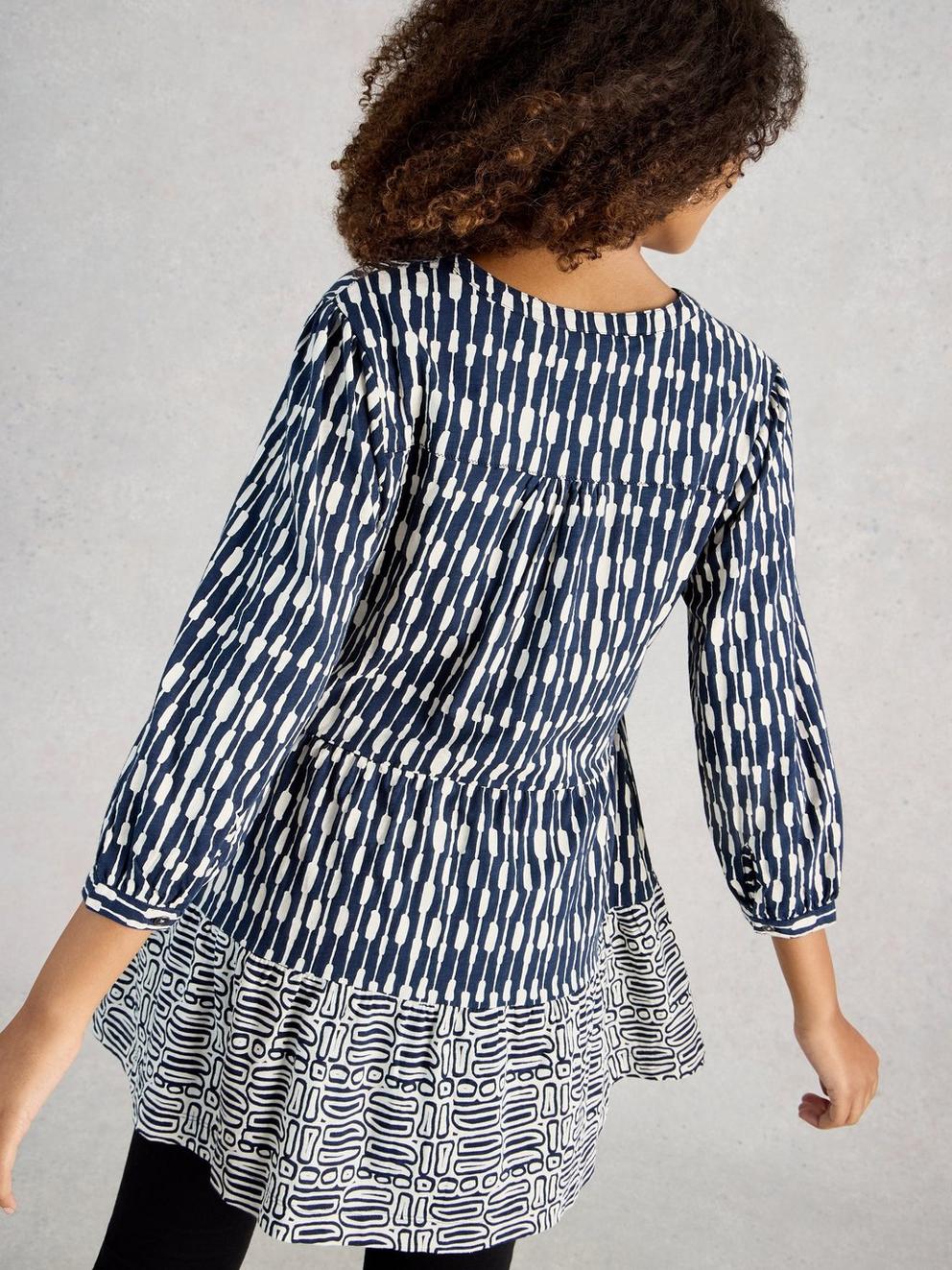 MARTA PRINT TUNIC in NAVY PR - MODEL BACK