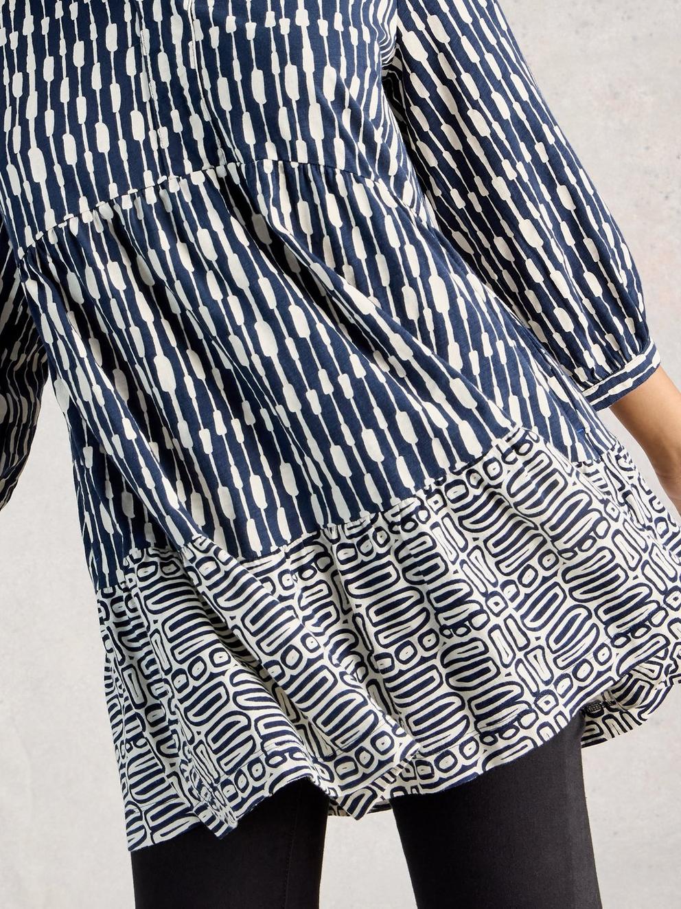 MARTA PRINT TUNIC in NAVY PR - MODEL DETAIL