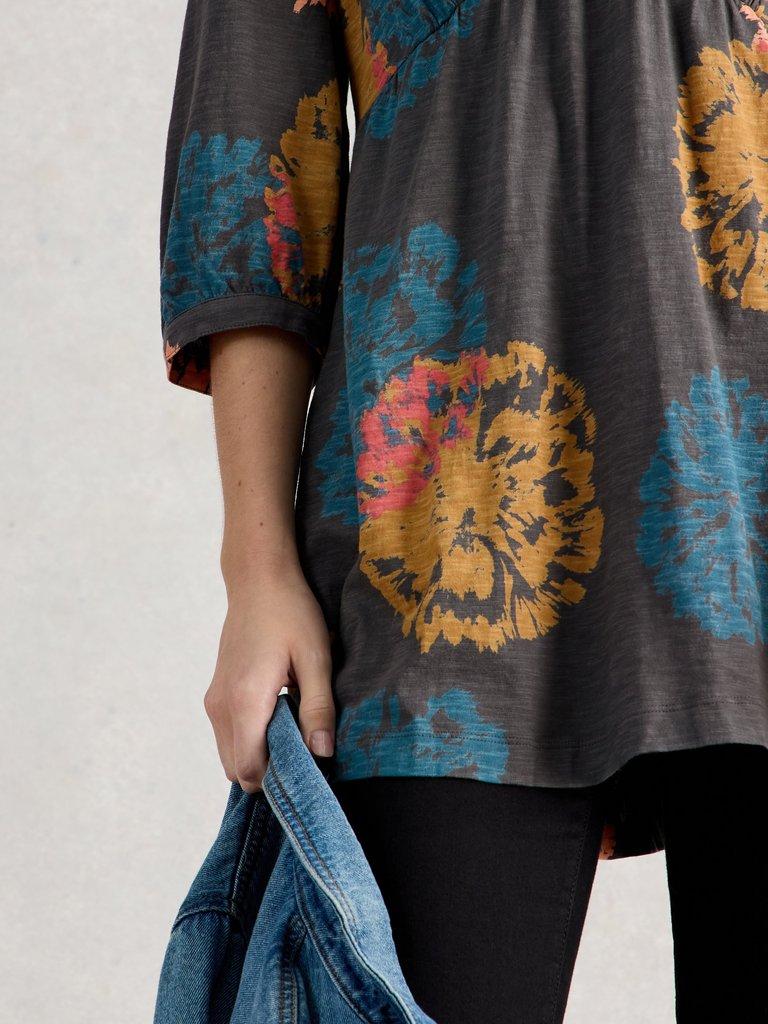 LARA V NECK TUNIC in GREY PR - MODEL DETAIL