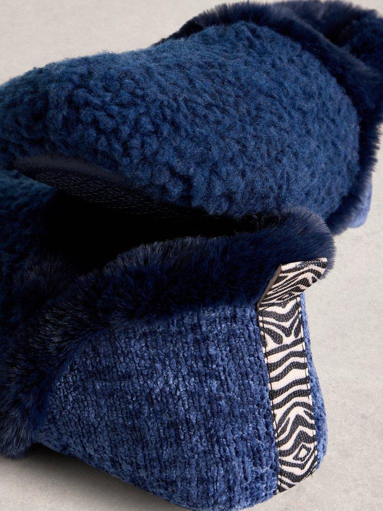 Reya Slipper Closed Back in DARK NAVY - FLAT DETAIL