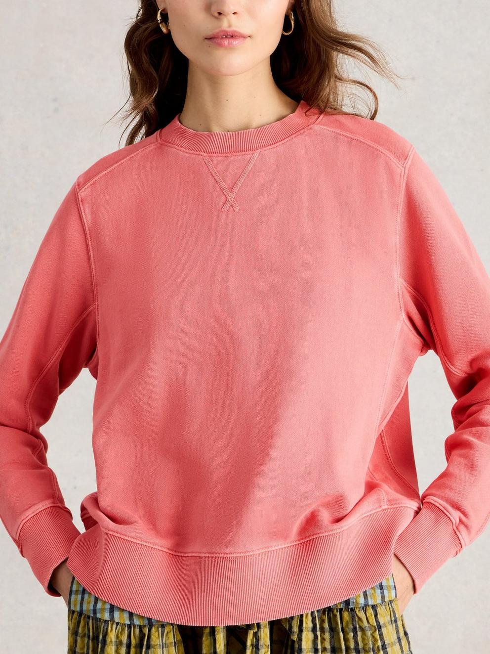 DAYDREAMER SWEAT in DUS PINK - MODEL DETAIL