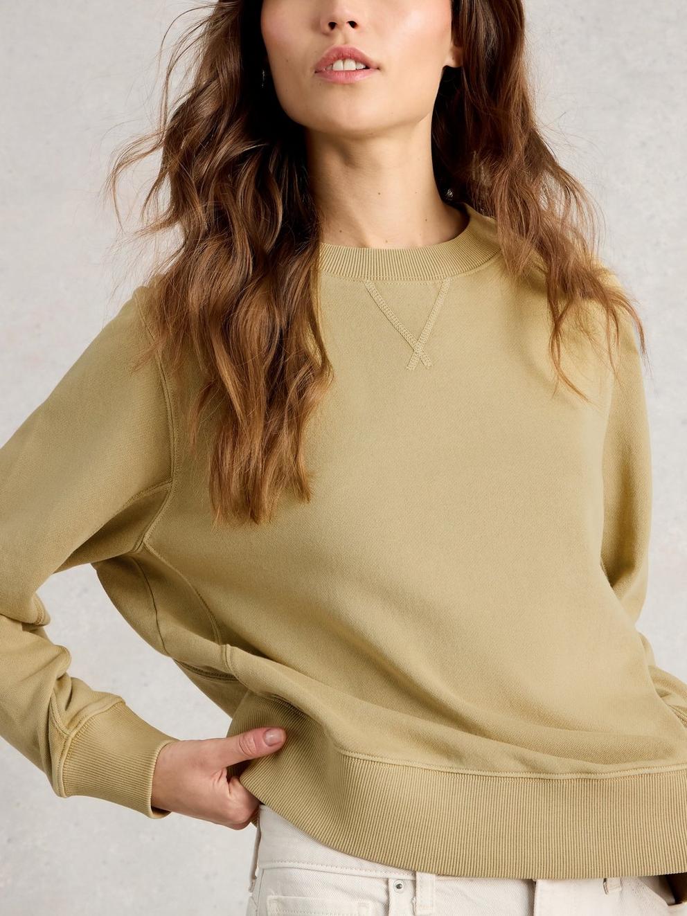DAYDREAMER SWEAT in KHAKI GRN - MODEL DETAIL