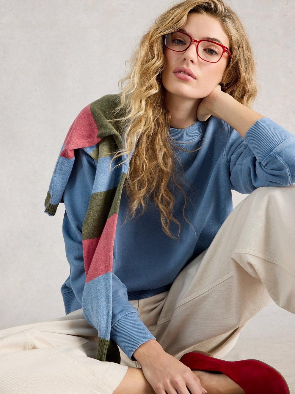 DAYDREAMER SWEAT in MID BLUE - MODEL DETAIL