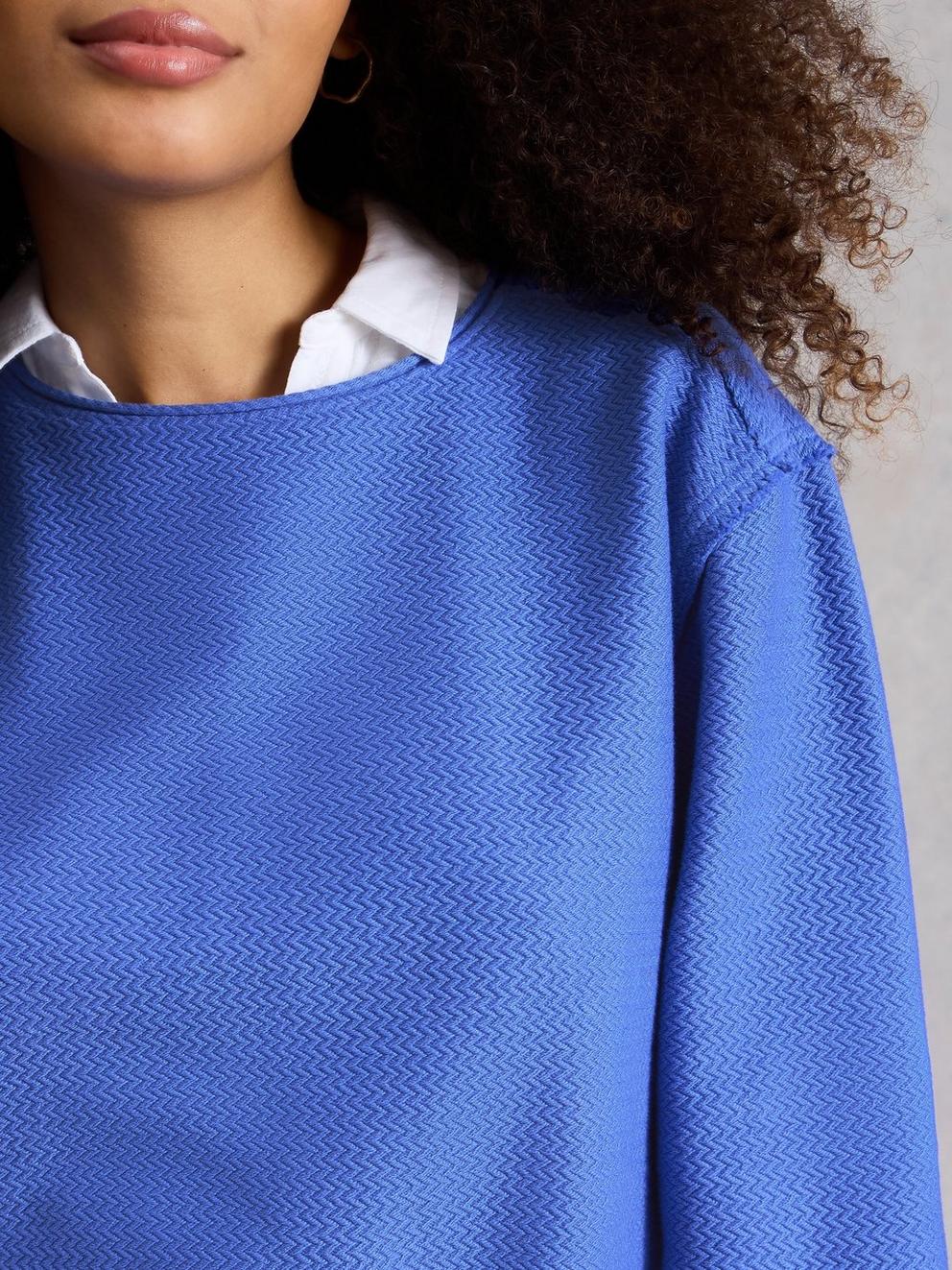 HERRINGBONE SWEAT in BRT BLUE - MODEL DETAIL