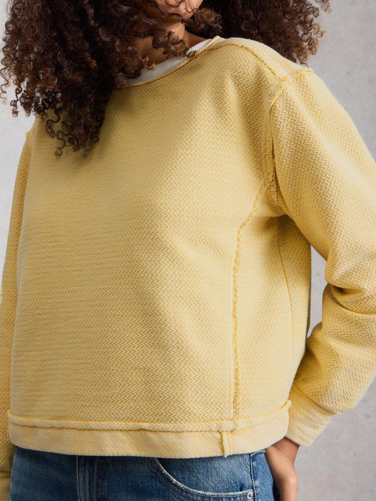 HERRINGBONE SWEAT in LGT YELLOW - MODEL DETAIL