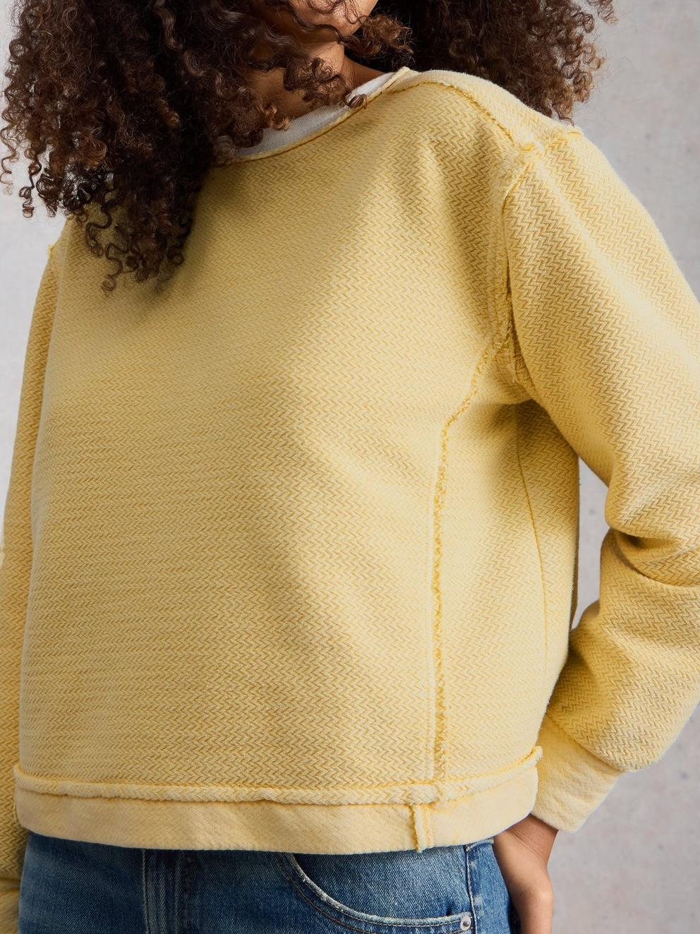 HERRINGBONE SWEAT in LGT YELLOW - MODEL DETAIL