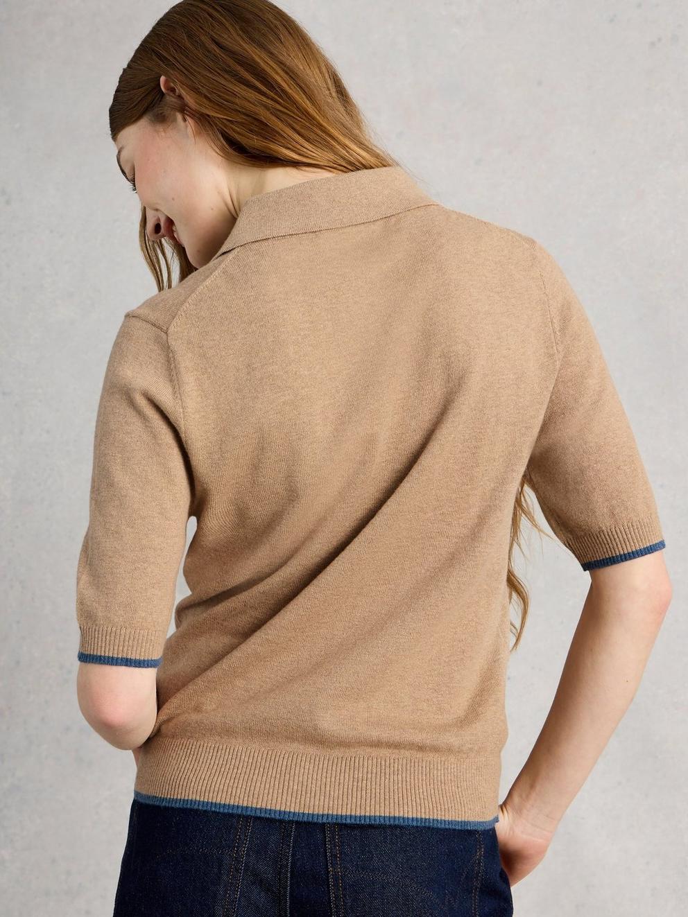 POPPY POLO TEE in DK NAT - MODEL BACK