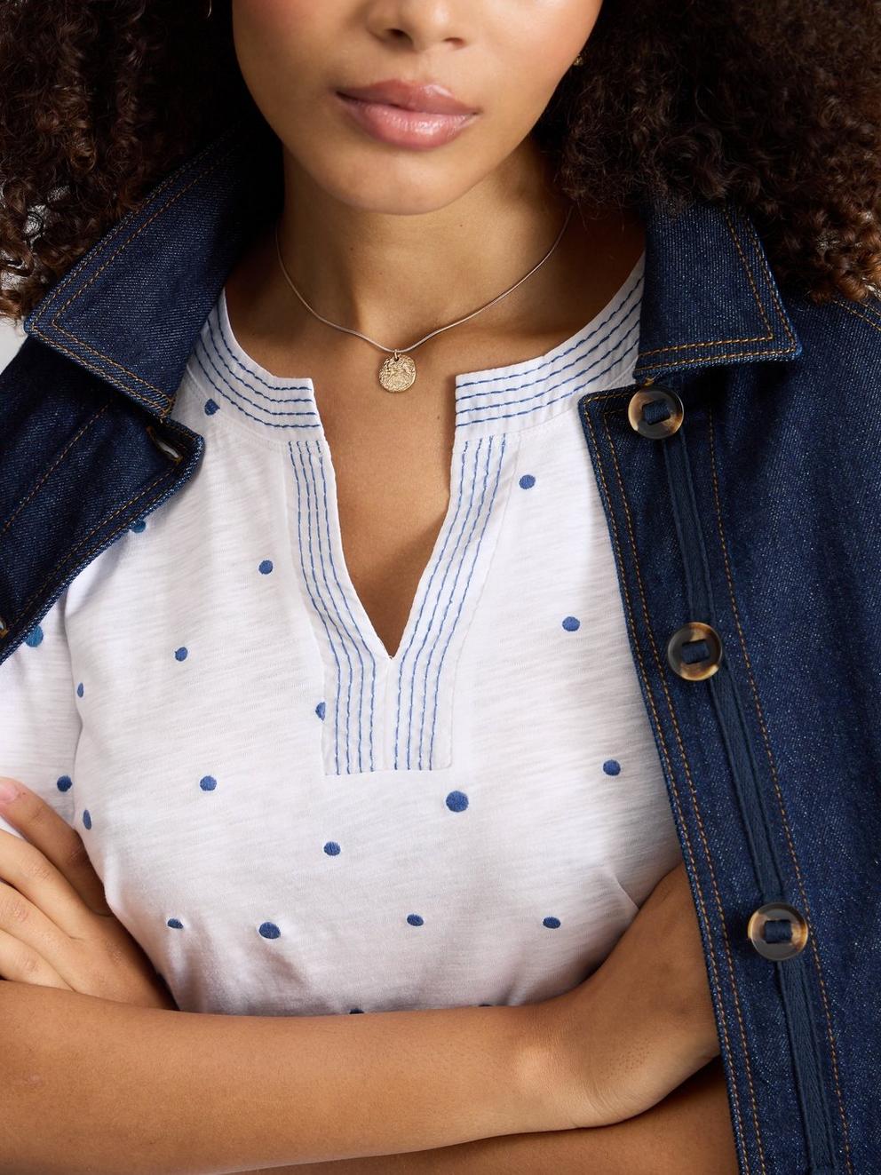 WEAVER NOTCH EMBROIDERED TEE in WHITE MLT - MODEL DETAIL