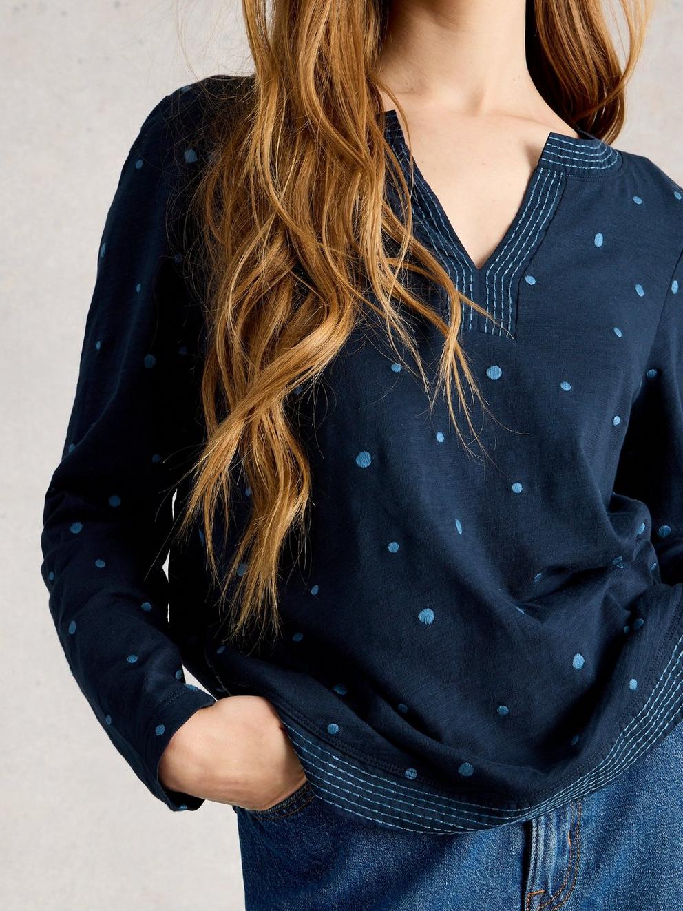 WEAVER LS NOTCH EMB TEE in NAVY MULTI - MODEL DETAIL
