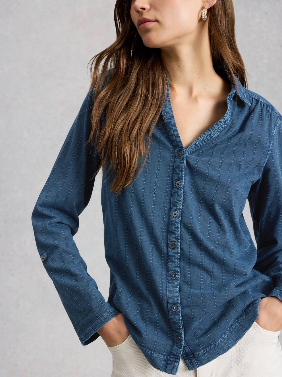 ANNIE INDIGO JERSEY SHIRT in INDIGO BLE - MODEL DETAIL