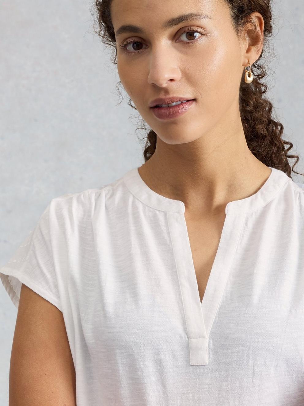 NOLA NOTCH BRODERIE TEE in BRIL WHITE - MODEL DETAIL