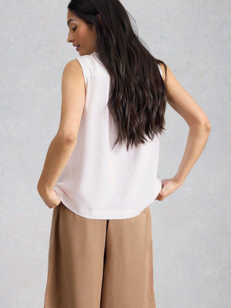 POPPY TOP in BRIL WHITE - MODEL BACK