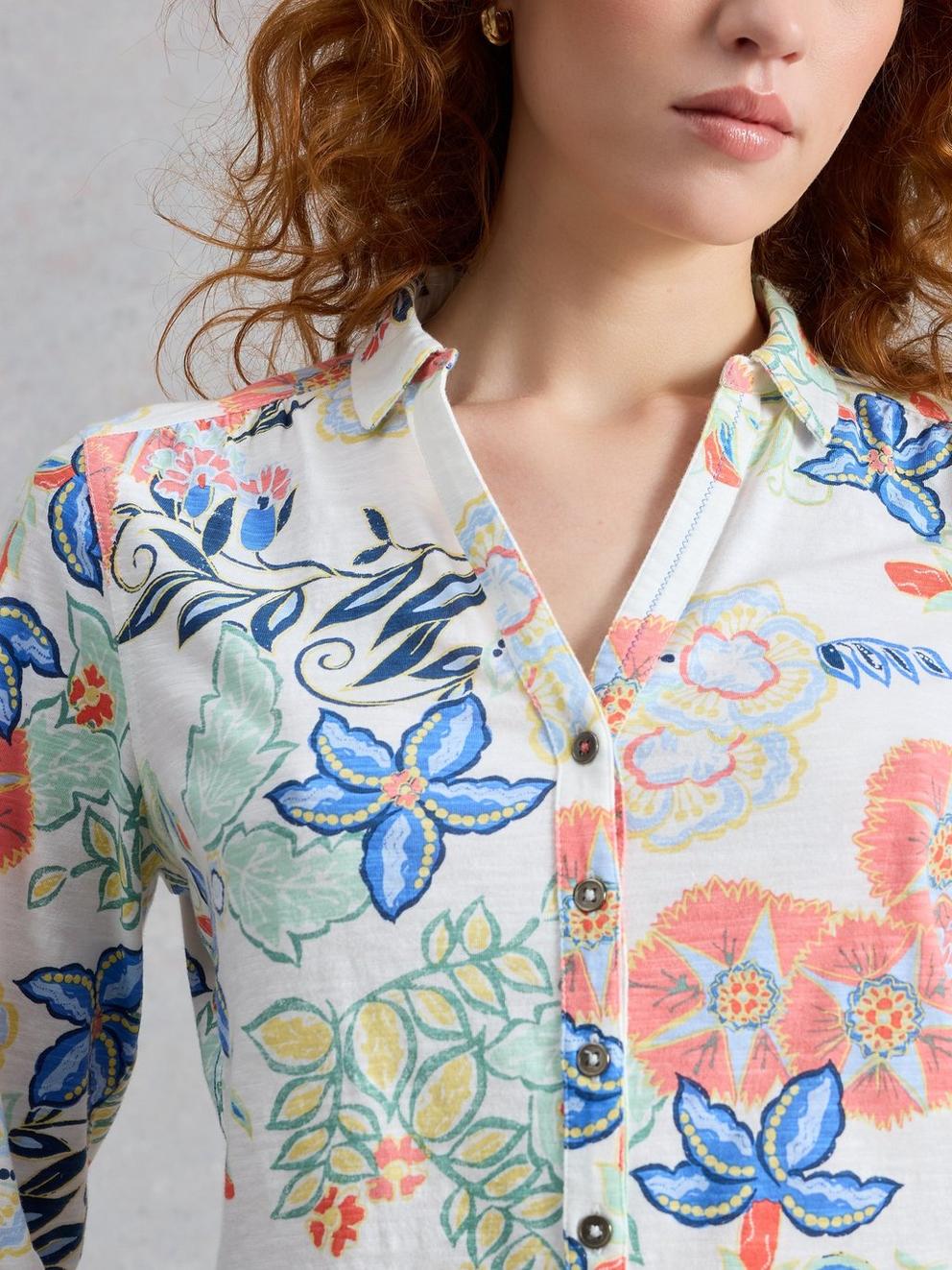 ANNIE JERSEY SHIRT PRINT in IVORY PR - MODEL DETAIL