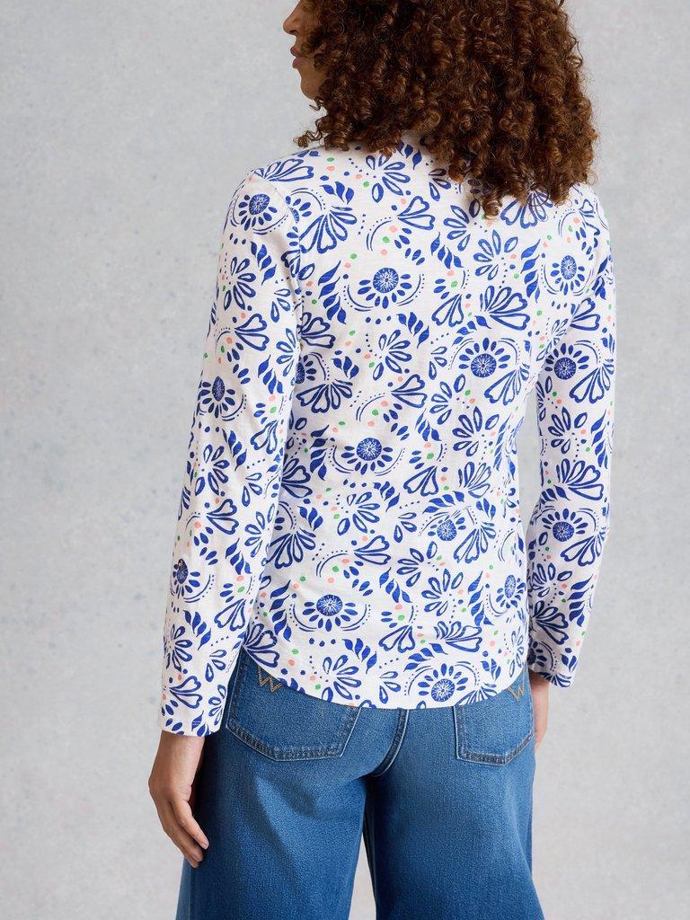 ANNIE JERSEY SHIRT PRINT in WHITE PR - MODEL BACK