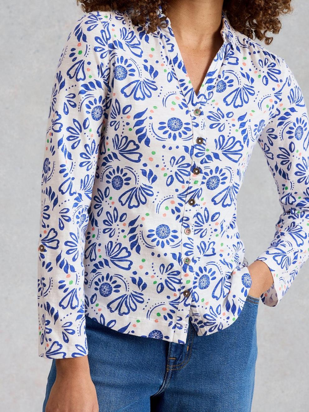 ANNIE JERSEY SHIRT PRINT in WHITE PR - MODEL DETAIL