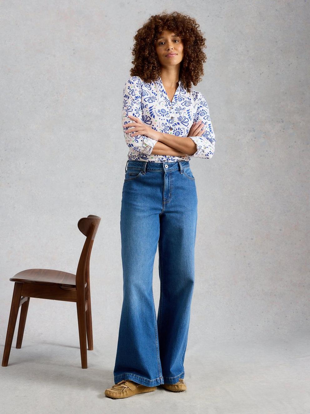 ANNIE JERSEY SHIRT PRINT in WHITE PR - MODEL FRONT
