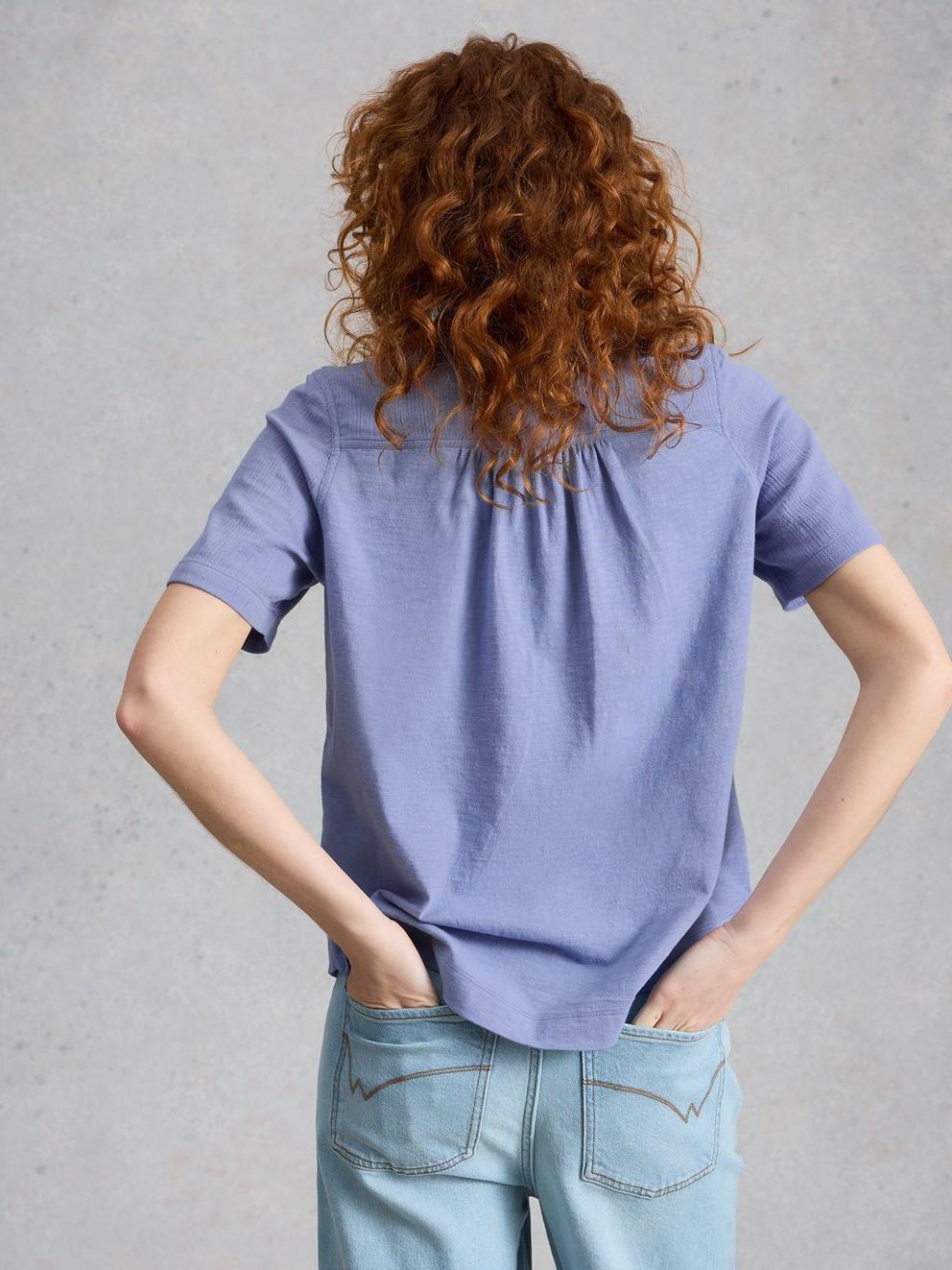 ANNIE SS DOUBLE CLOTH in LGT BLUE - MODEL BACK