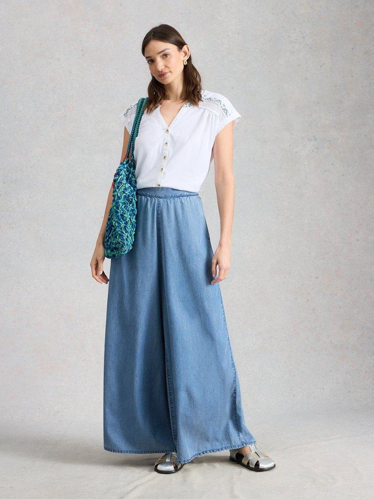 BILLIE EMB BUTTON SHIRT in BRIL WHITE - MODEL FRONT