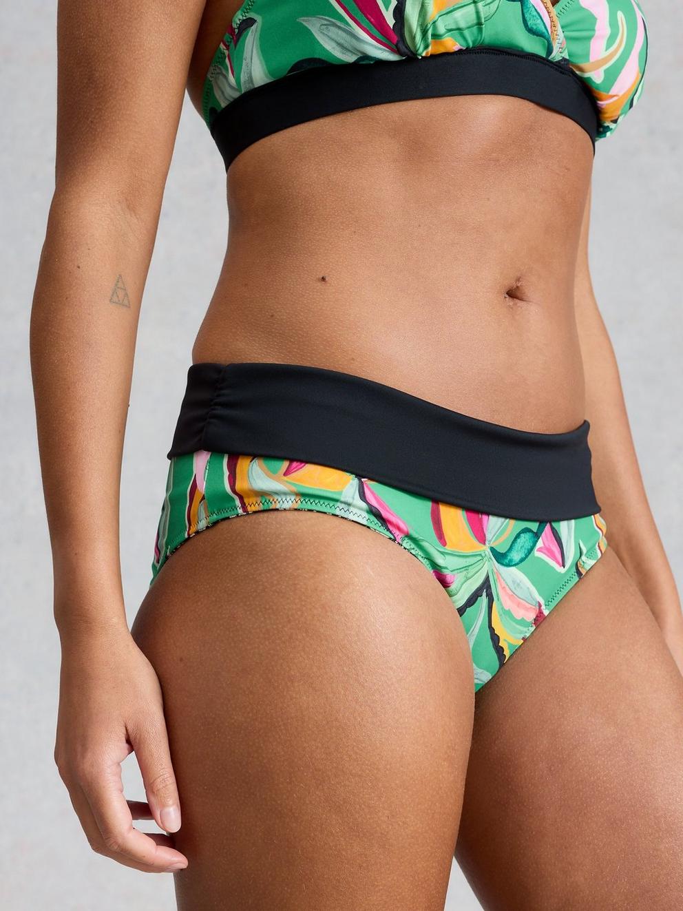 Reversible Fold Down Print Bottom in GREEN PR - MODEL DETAIL