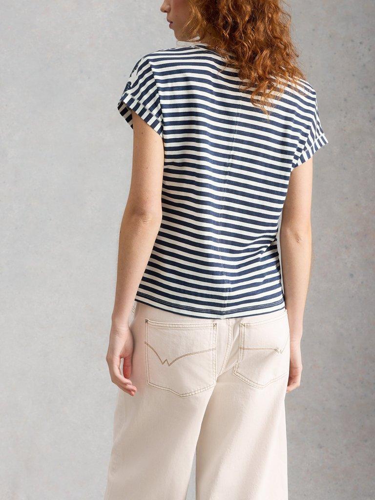 NELLY NOTCH NECK PRINT TEE in NAVY MULTI - MODEL BACK