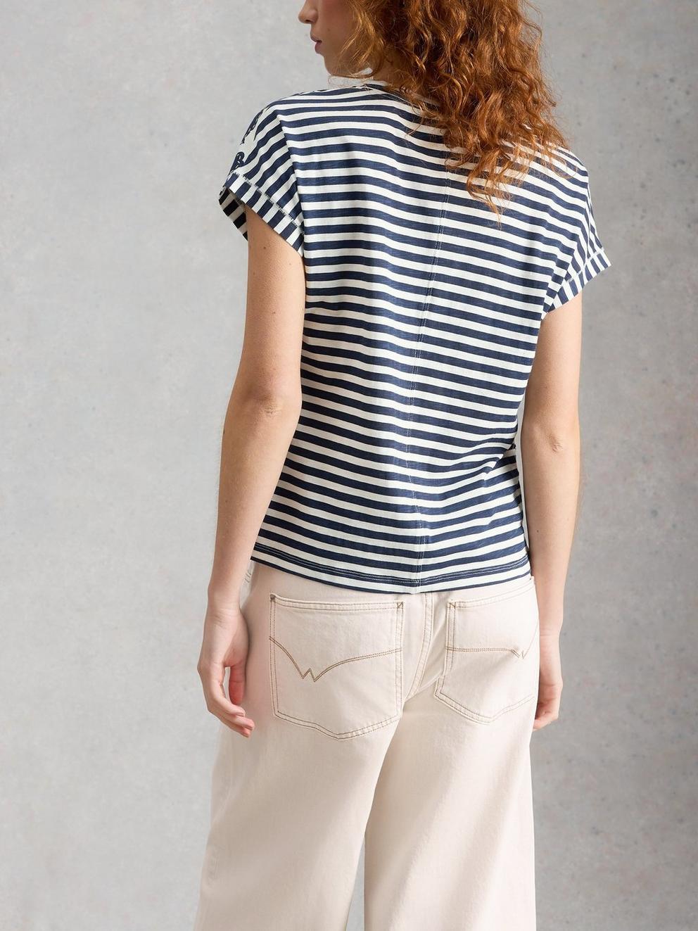 NELLY NOTCH NECK PRINT TEE in NAVY MULTI - MODEL BACK