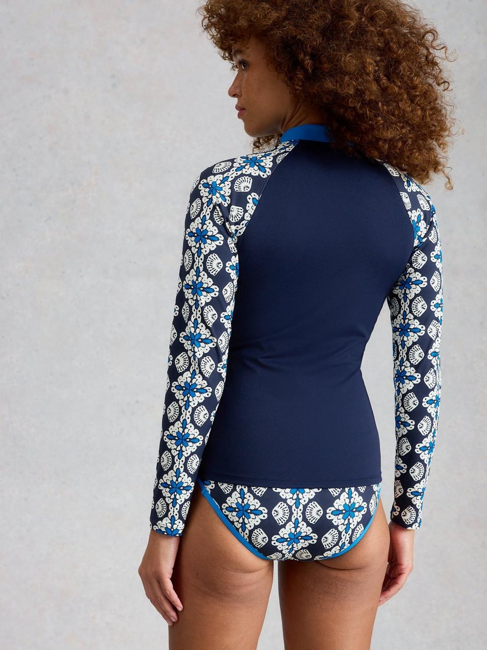 Bay rash Zip Vest in NAVY PR - MODEL BACK