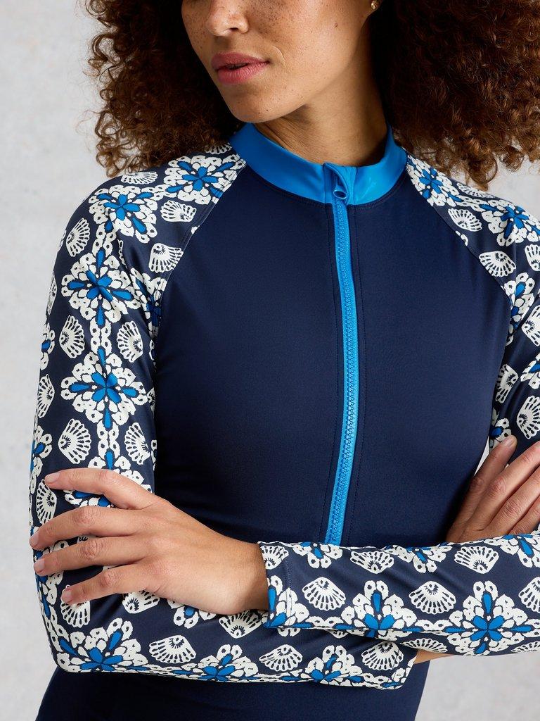 Bay rash Zip Vest in NAVY PR - MODEL DETAIL