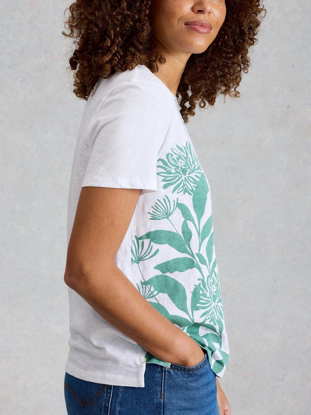 ABBIE CREW NECK T-SHIRT in WHITE MLT - MODEL DETAIL