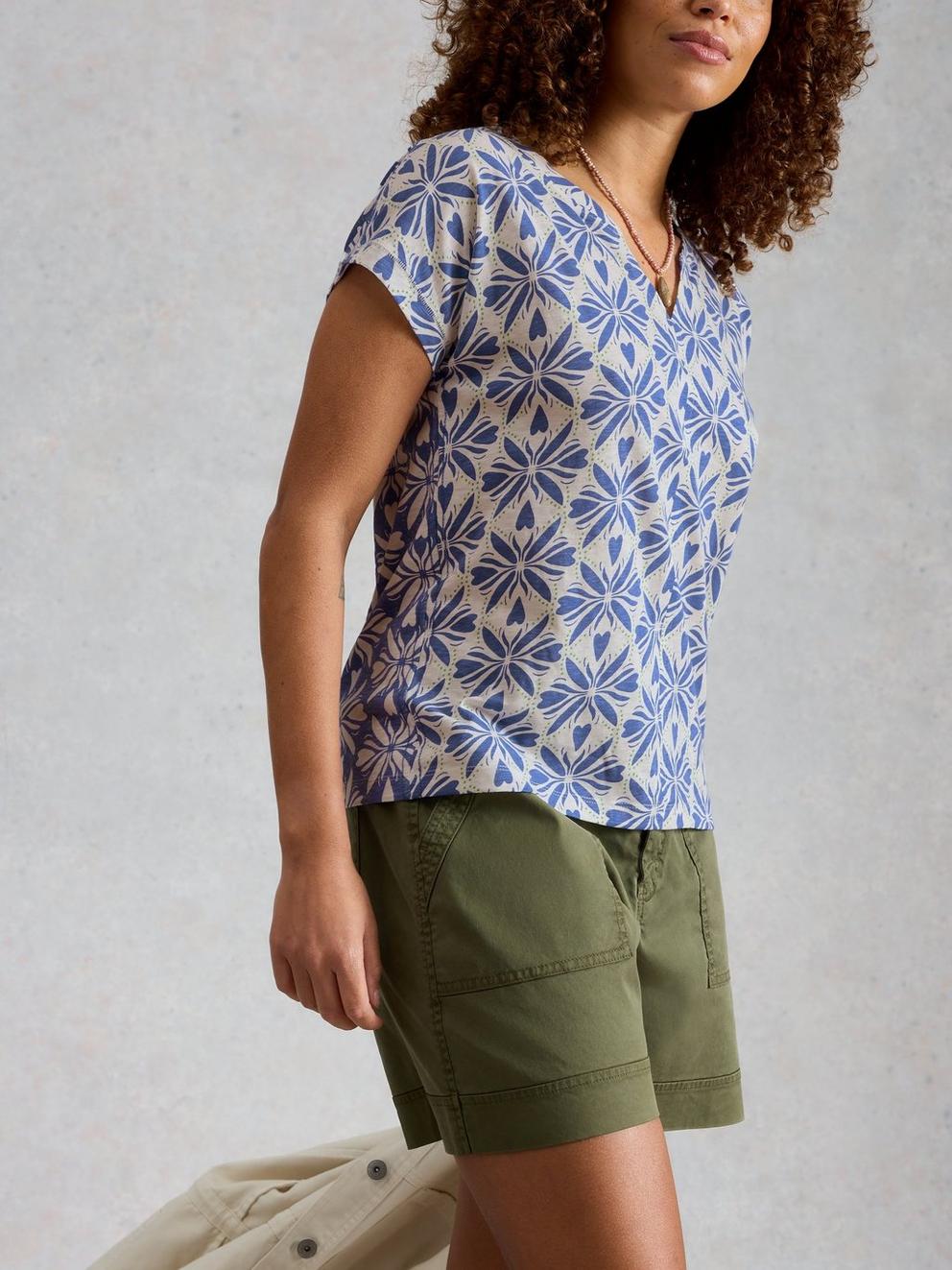 NELLY NOTCH V NECK TEE in BLUE MLT - MODEL DETAIL