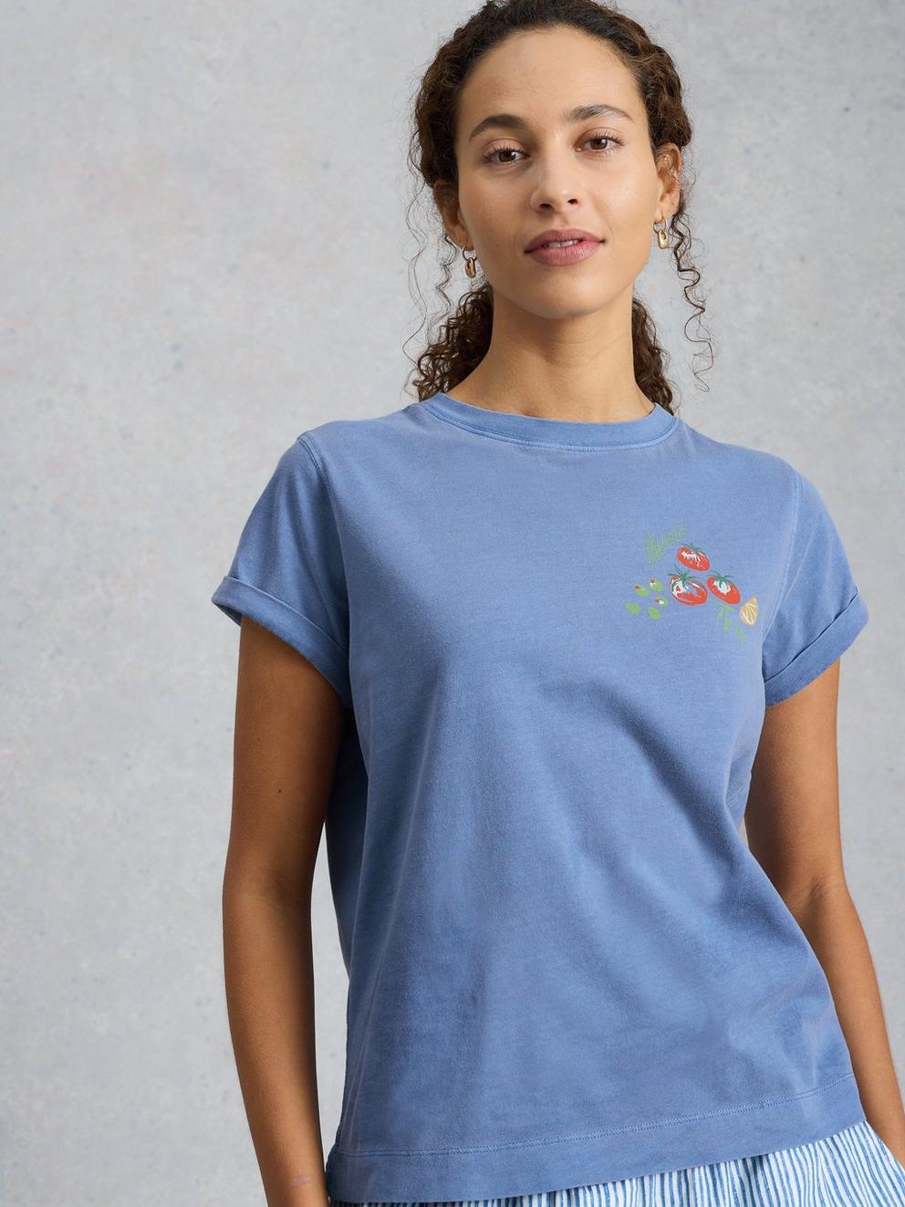 GINA GRAPHICS TEE in BLUE MLT - MODEL DETAIL