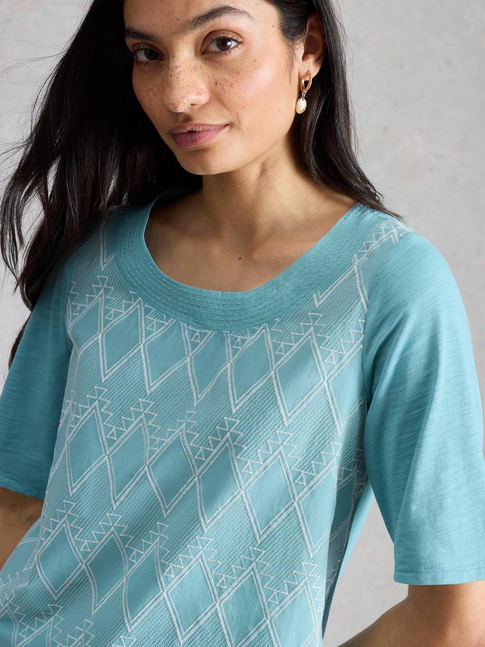 WEAVER BRODERIE NOTCH NECK TEE in TEAL MLT - MODEL DETAIL