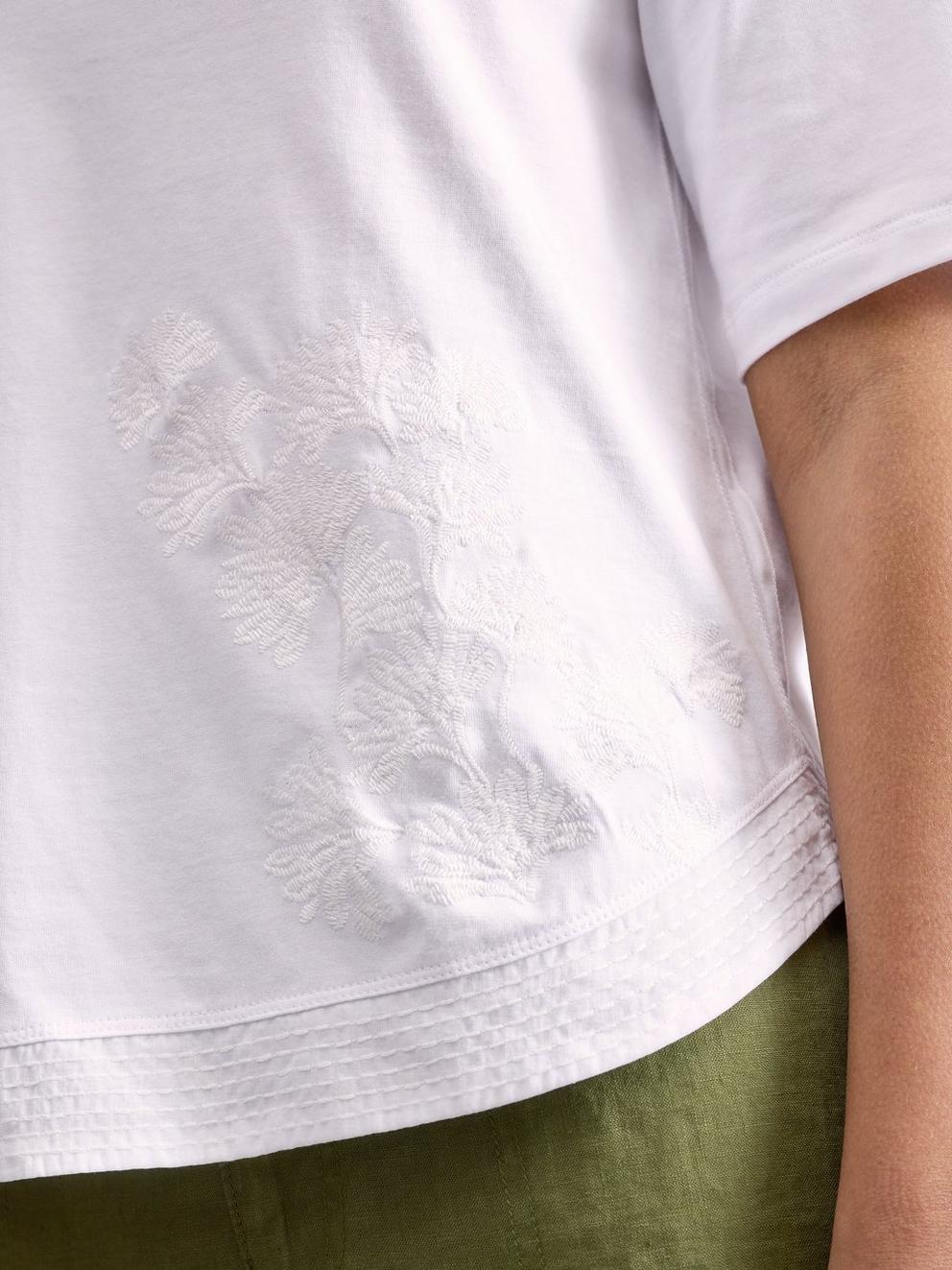 WEAVER NOTCH EMBROIDERED T-SHIRT in BRIL WHITE - MODEL DETAIL