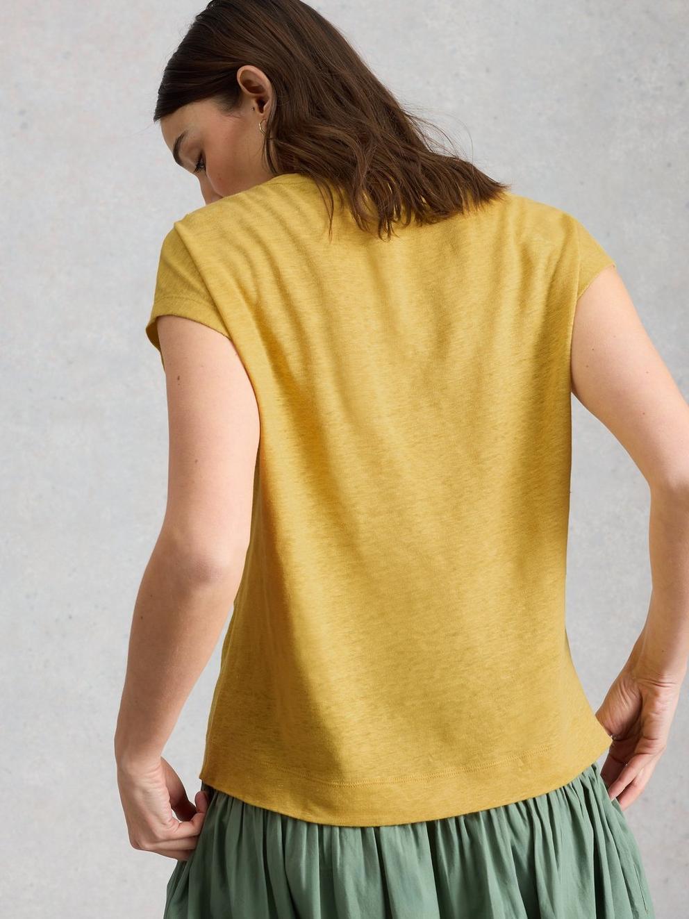 ROWAN LINEN T-SHIRT in LGT YELLOW - MODEL BACK