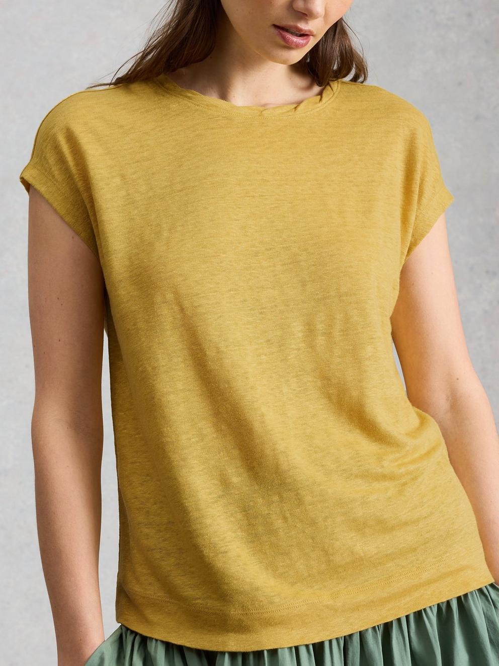 ROWAN LINEN T-SHIRT in LGT YELLOW - MODEL DETAIL