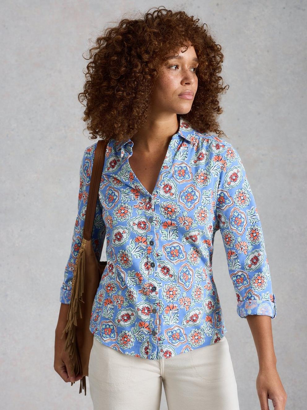 ANNIE JERSEY SHIRT in BLUE PR - MODEL DETAIL