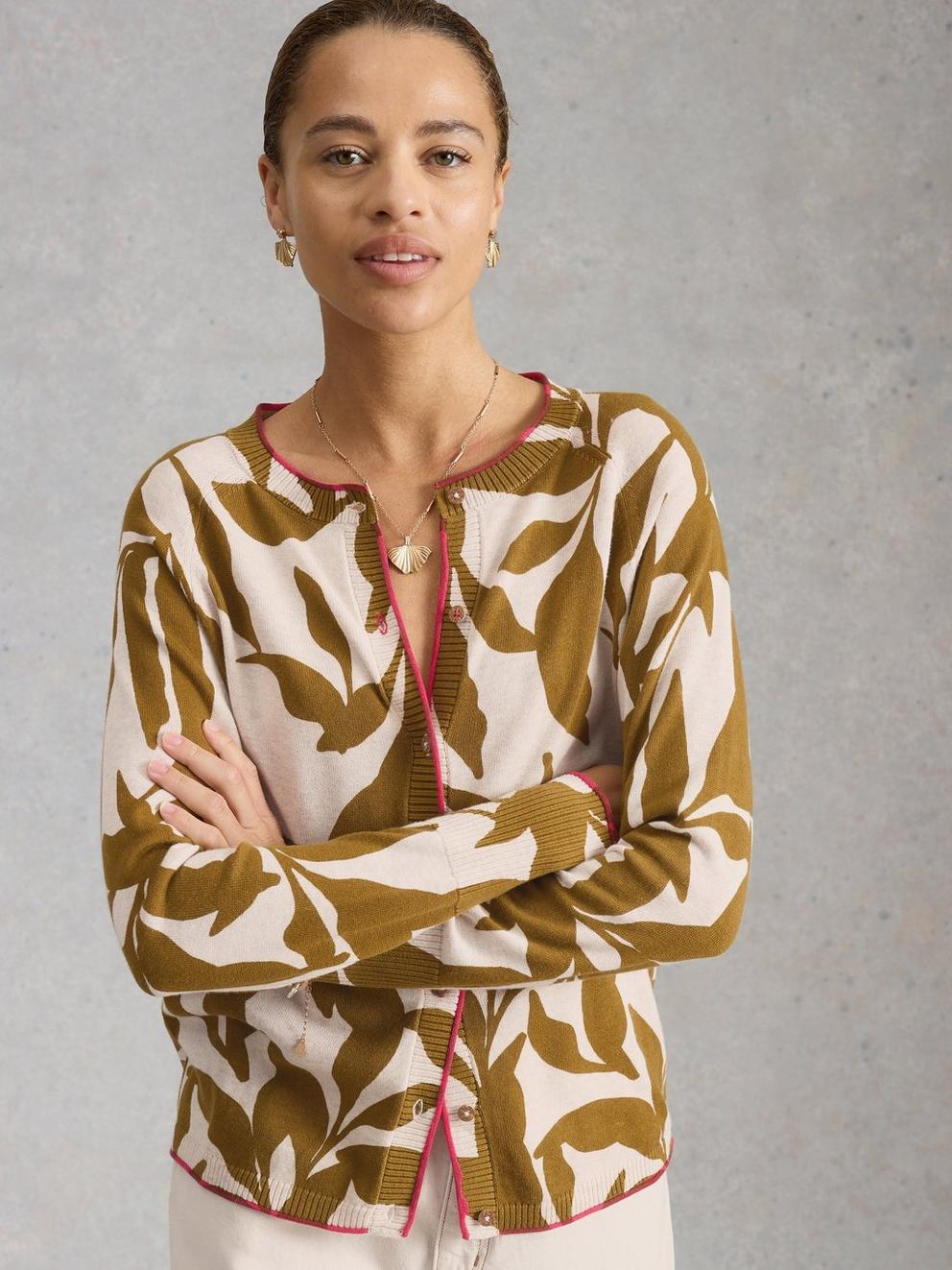 LULU PRINT CARDIGAN in GREEN PR - MODEL DETAIL