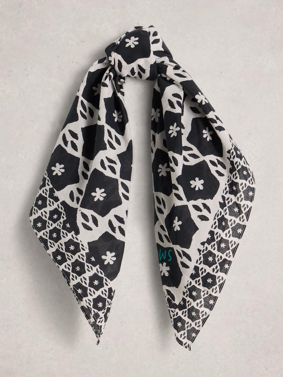 Ellie Square Printed Scarf in BLK PR - FLAT FRONT