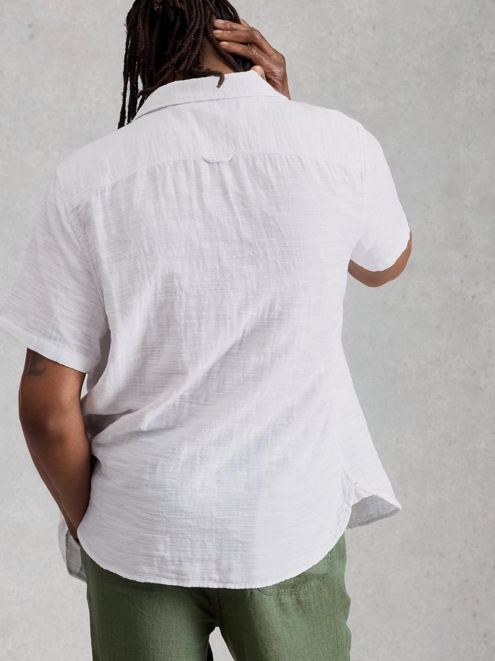 Denny SS Check Shirt in BRIL WHITE - MODEL BACK