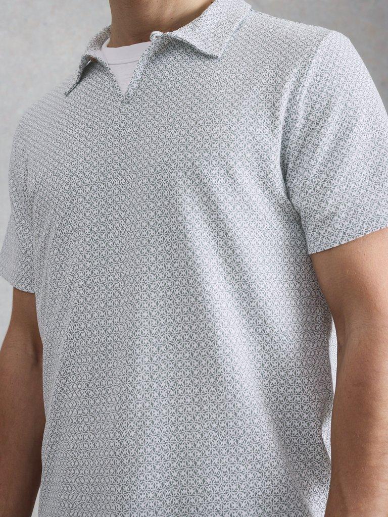 Geo Print Polo in GREEN PR - MODEL DETAIL