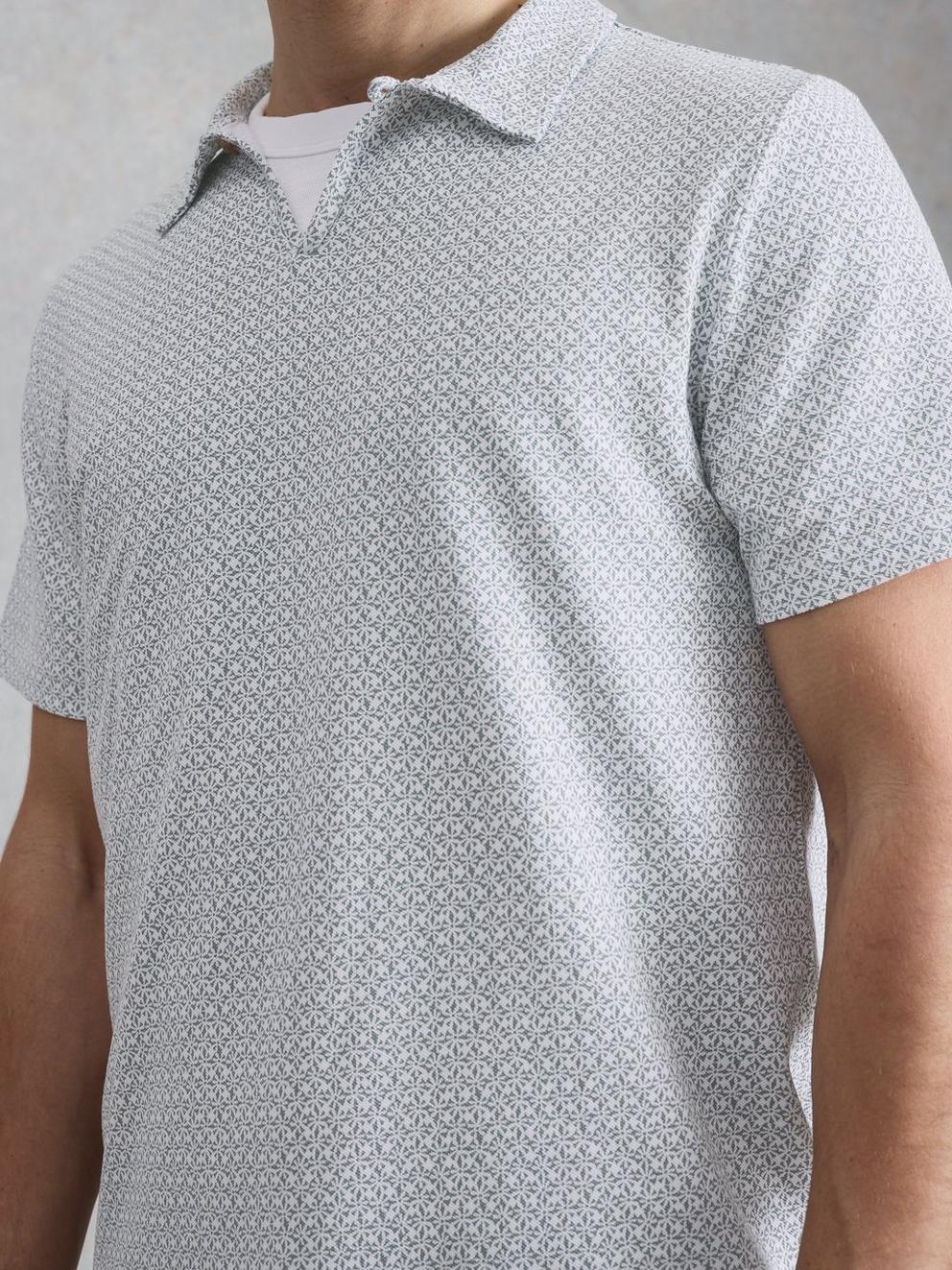 Geo Print Polo in GREEN PR - MODEL DETAIL