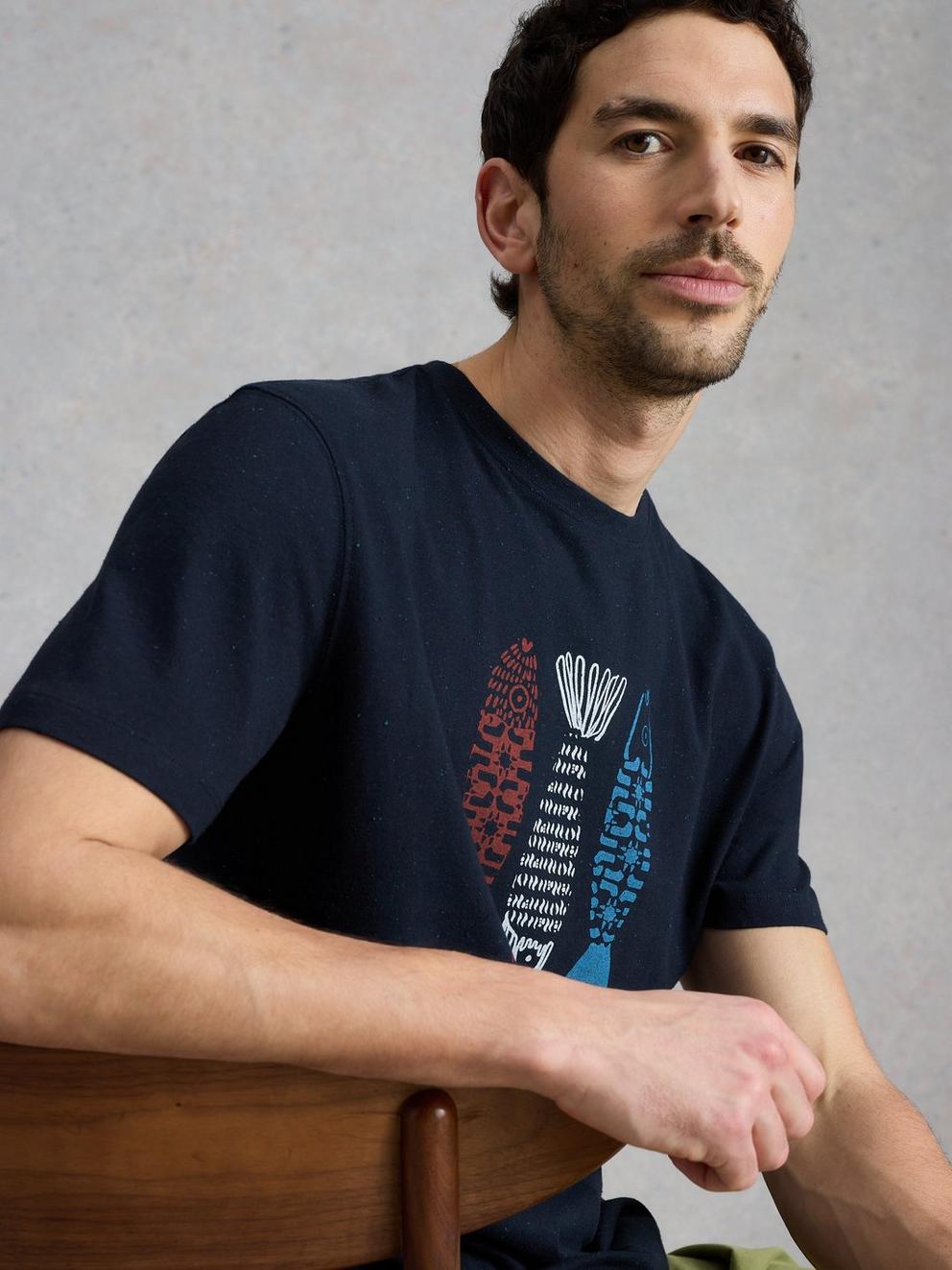 Abersoch Tile Fish Graphic Tee in NAVY PR - MODEL DETAIL