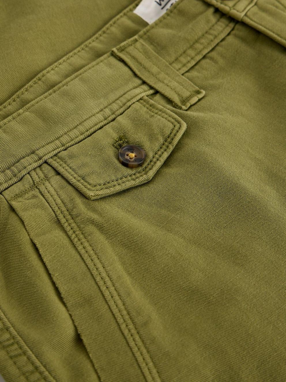Chapman Casual Short in MID GREEN - FLAT DETAIL
